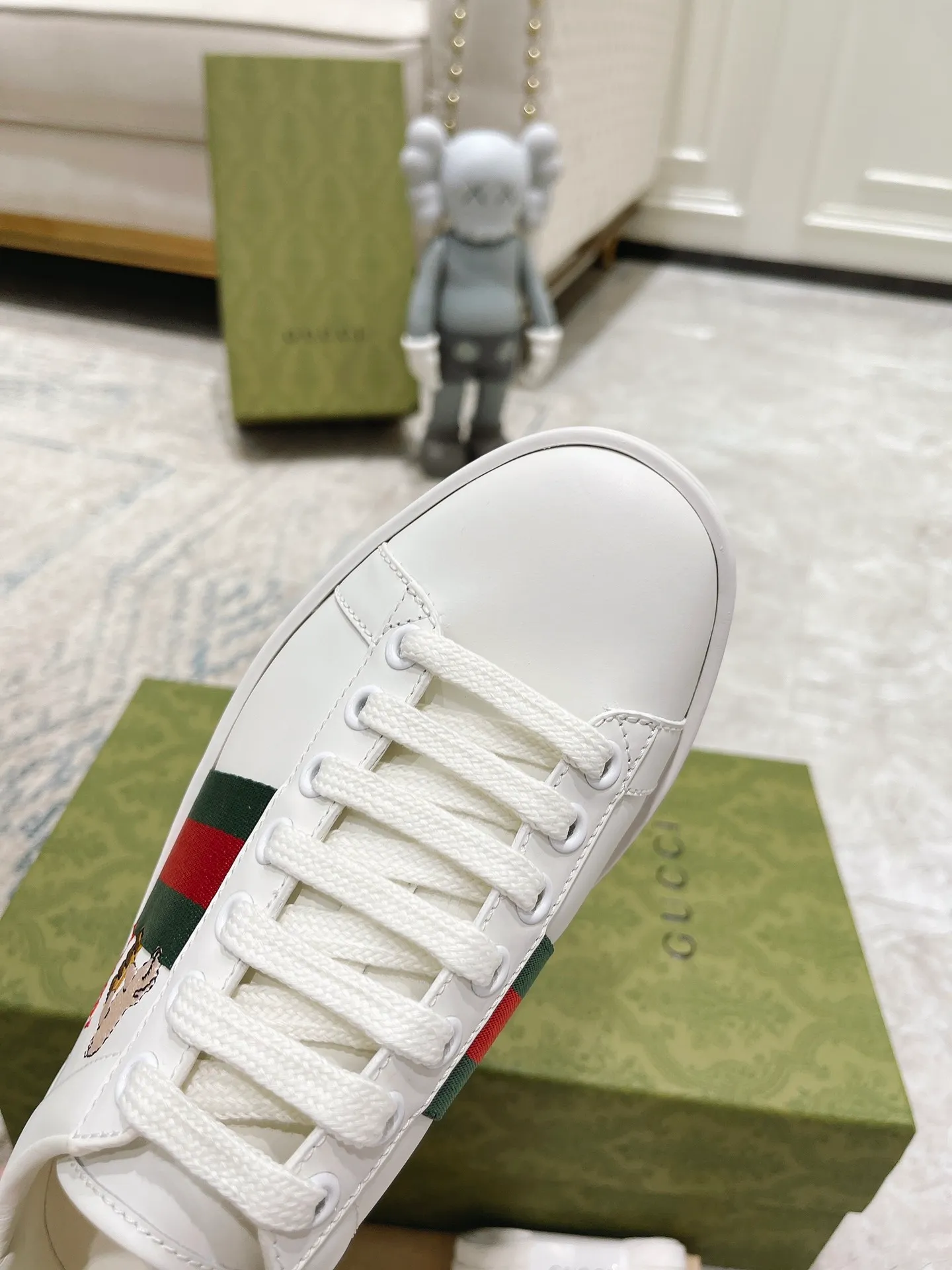👟👟Ex-factory price 440👟👟 Women's shoe factory GUCCi's latest anti-counterfeiting line classic sports lace-up white shoes for couples ☝︎57 layouts of the whole series are shipped with high quality★ Color matching is being updated continuously... 🔥Look for our upgraded version quality, original mold opening ✔️Original last shape ✔ Everything is authentic from the inside out🥊 🍬Material: 🔸The upper is made of Italian cowhide imported from the original factory. The comfort and softness are higher than ordinary cowhide from domestic factories. ➕Full cowhide lining and foot pads. The lining adopts the same lasting method as the original. The midsole is also printed with double G and the insole is also original molded. 3D craftsmanship❗���Different from ordinary products in the market❗️➕The outsole adopts the original high-density one-to-one sole➕⚠️The snakeskin tail is consistent with the authentic color, and the real snakeskin is a small piece➕🗯The embroidered patches are also authentic. After disassembly, each color comparison is accurate before shipment‼ ️ Shoe size: Female 35-40 Male 39-44